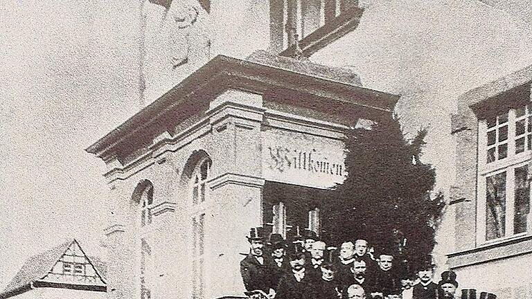 Angetreten in Frack und Zylinder: Prominente Ehrengäste reihten sich bei der Eröffnung des Dettelbacher Krankenhauses am 2. Oktober 1907 zu einem Erinnerungsfoto auf. Angetreten in Frack und Zylinder: Prominente Ehrengäste reihten sich bei der Eröffnung des Dettelbacher Krankenhauses am 2. Oktober 1907 zu einem Erinnerungsfoto auf.