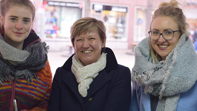 100 Jahre bayerisches Frauenwahlrecht: Auf dem Marktplatz machte das Infomobil der Grünen Halt. Maria Gößmann, Bärbel Imhof und Tamara Simonis Foto: Roland Pleier