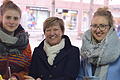 100 Jahre bayerisches Frauenwahlrecht: Auf dem Marktplatz machte das Infomobil der Grünen Halt. Maria Gößmann, Bärbel Imhof und Tamara Simonis Foto: Roland Pleier