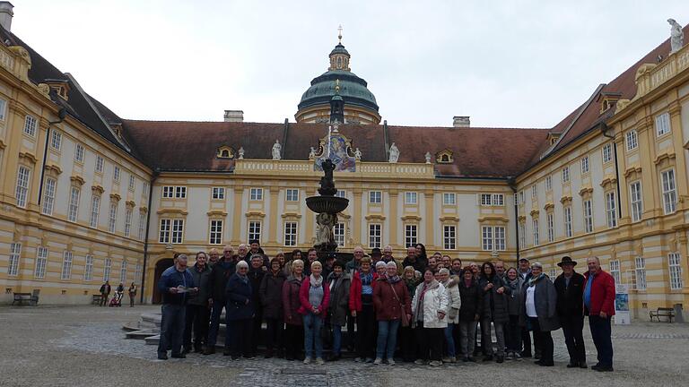 Die Gruppe der Wien-Reisenden im Innenhof von Stift Melk.