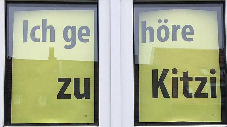 Slogan im Fenster des Bürgerzentrums Kitzingen.