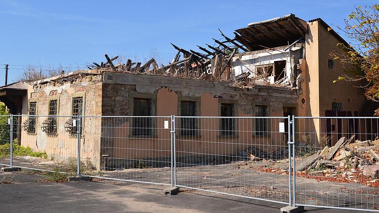 Das Landratsamt Bad Kissingen kam 2019 seiner Sicherungspflicht nach und riss Dach und Obergeschoss der früheren Gaststätte ein.