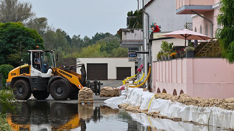 Hochwasser in Brandenburg - Ein Sandsack-Wall wird in einem Stadtteil von Eisenhüttenstadt verstärkt. Dort hat das Hochwasser Straßen überflutet. Hochwasser in Brandenburg - Ein Sandsack-Wall wird in einem Stadtteil von Eisenhüttenstadt verstärkt. Dort hat das Hochwasser Straßen überflutet.