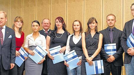 Die Besten ihres Jahrgangs: Bestatter-Präsident Claus-Dieter Wulf (links) und Handwerkskammerpräsident Hugo Neugebauer (Vierter von links) ehrten (von links) Sandra Stief, Maria Maylan (beide Sachsen), Anja Haase (Oberpfalz), Marina Vetterlein (Mittelfranken), Christian Allweiler (Baden-Württemberg), Niclas van Baars (Nordrhein-Westfalen).