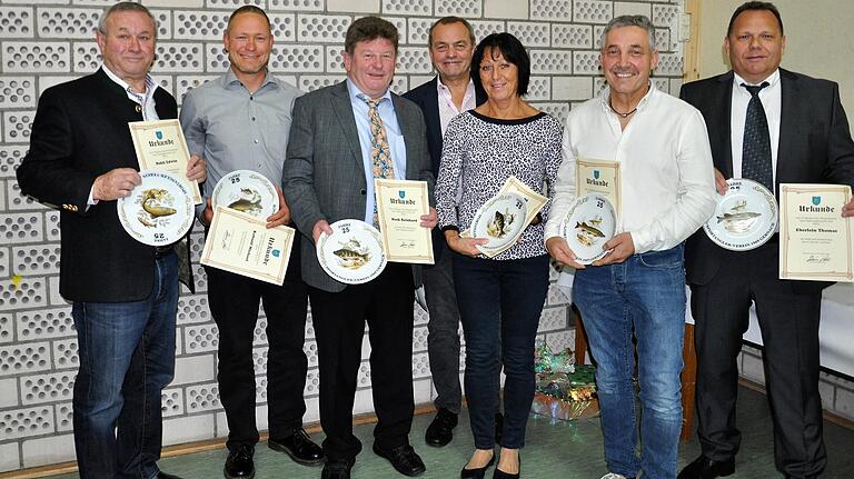 Ehrung für 25 Jahre Treue zum Sportanglerverein:1. Vorsitzender Edwin Pohli und 25 Jahre Mitglied, Michael Kobosil, Reinhard Heck, Winfried Nickel, Irmgard Blachutzik, Werner Treutlein, Thomas Eberlein,2. Vorsitzener und 25 jahre Mitglied Ehrung für 25 Jahre Treue zum Sportanglerverein:1. Vorsitzender Edwin Pohli und 25 Jahre Mitglied, Michael Kobosil, Reinhard Heck, Winfried Nickel, Irmgard Blachutzik, Werner Treutlein, Thomas Eberlein,2. Vorsitzener und 25 jahre Mitglied