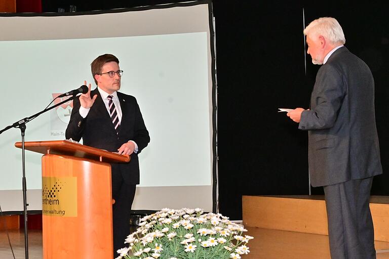 Regierungspräsident Wolfgang Reimer (rechts) vereidigte den neuen Landrat Christoph Schauder Regierungspräsident Wolfgang Reimer (rechts) vereidigte den neuen Landrat Christoph Schauder