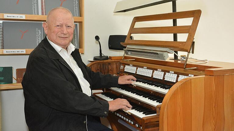 Seit 73 Jahren spielt Alfred Schmitt in Frickenhausen die Orgel. Aus gesundheitlichen Gründen muss er dieses Amt nun allerdings niederlegen. Seit 73 Jahren spielt Alfred Schmitt in Frickenhausen die Orgel. Aus gesundheitlichen Gründen muss er dieses Amt nun allerdings niederlegen.