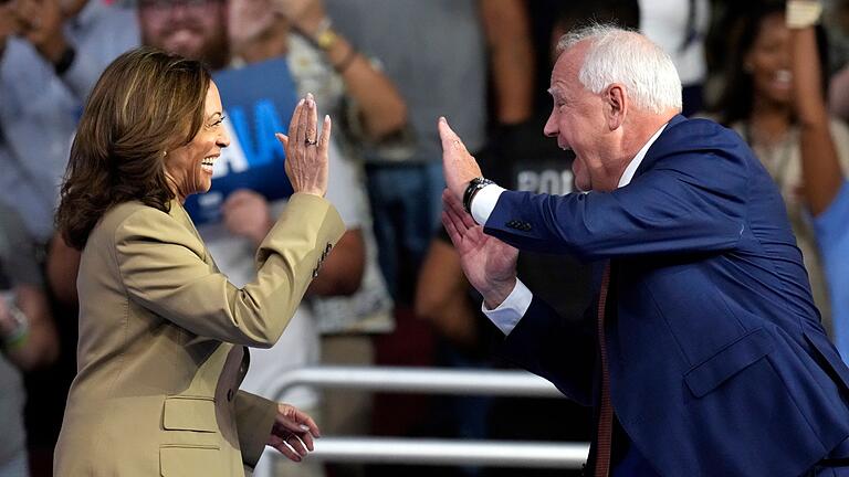 Wahlkampf n den USA - Harris und Walz in Arizona       -  Treten gemeinsam gegen Donald Trump und J. D. Vance an: Kamala Harris und Tim Walz.