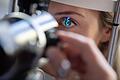 Ein Arzt untersucht das Auge einer Patientin       -  Erkrankungen wie AMD oder Grüner Star können Sehverlust verursachen – regelmäßige Vorsorge ab 40 ist daher entscheidend, besonders bei familiärer Vorbelastung.