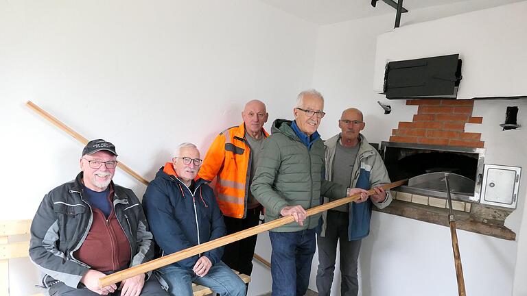 Sie stehen stellvertretend für ein 15-köpfiges Team, das in etwa 160 Stunden mitgeholfen hat, das Speicherzer Backhaus zu renovieren (von links): Bernhard Kretz, Michael Slawiak, Richard Heurich, Reinhard Hüfner und Rudolf Klug.       -  Sie stehen stellvertretend für ein 15-köpfiges Team, das in etwa 160 Stunden mitgeholfen hat, das Speicherzer Backhaus zu renovieren (von links): Bernhard Kretz, Michael Slawiak, Richard Heurich, Reinhard Hüfner und Rudolf Klug.
