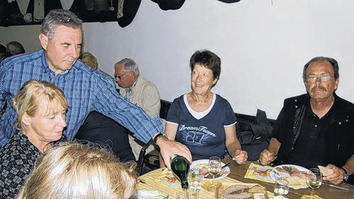 Deftiges auf dem Tisch: die Ex-Sportgrößen im Weingut Hartwig Martin in Homburg.Foto: Raymond Roth Deftiges auf dem Tisch: die Ex-Sportgrößen im Weingut Hartwig Martin in Homburg.Foto: Raymond Roth