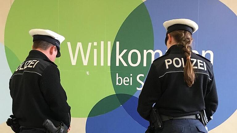Üben für den Ernstfall: Die Polizeimeisteranwärter Alexander Schmidt (links) und Anna Stember haben es mit einem aggressiven Bettler zu tun, der sich jetzt trügerisch ruhig gibt.