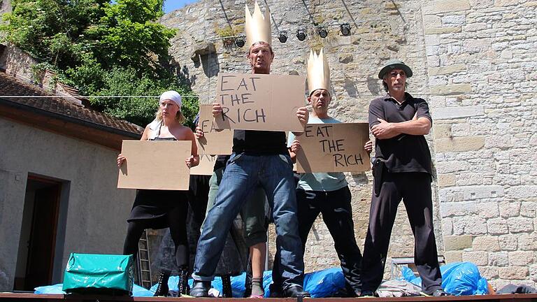 Die Mittagshitze bei den Proben zur „Dreigroschenoper“ im Hof der Burg Brattenstein bringt das Ensemble ins Schwitzen (von links: Andrea Frohn, Max Gertsch, Mirko Böttcher und Jeff Zach). Die Mittagshitze bei den Proben zur „Dreigroschenoper“ im Hof der Burg Brattenstein bringt das Ensemble ins Schwitzen (von links: Andrea Frohn, Max Gertsch, Mirko Böttcher und Jeff Zach).