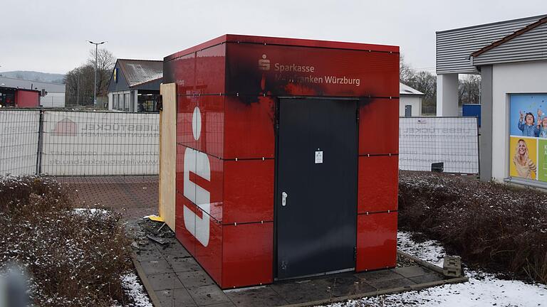 Der Zugang zum gesprengten Bank-Container in Langenprozelten ist durch einen Zaun versperrt. Der Zugang zum gesprengten Bank-Container in Langenprozelten ist durch einen Zaun versperrt.