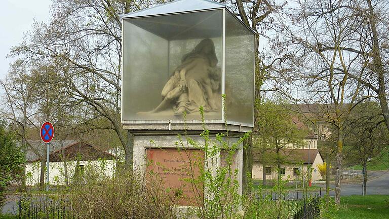 Das Kartoffeldenkmal im April 2013. Fünf Jahre zuvor hatten die Amerikaner Würzburg verlassen, der Abriss vieler Gebäude der Leighton Barracks begann wenig später. Die Pieta aus Sandstein mit der um den toten Jesus trauernden Maria war zu diesem Zeitpunkt durch einen Glaskasten geschützt. Das Kartoffeldenkmal im April 2013. Fünf Jahre zuvor hatten die Amerikaner Würzburg verlassen, der Abriss vieler Gebäude der Leighton Barracks begann wenig später. Die Pieta aus Sandstein mit der um den toten Jesus trauernden Maria war zu diesem Zeitpunkt durch einen Glaskasten geschützt.