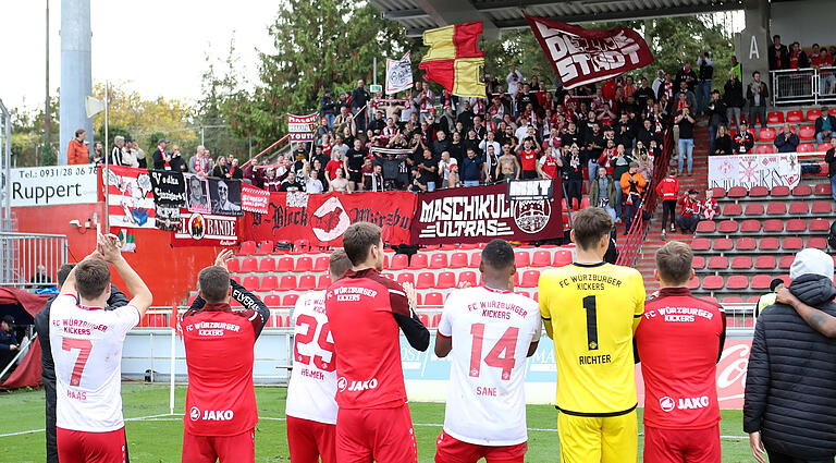 Jubel mit den Fans. Die Würzburger Kickers bedanken sich bei ihren Anhängern für die lautstarke Unterstützung. Jubel mit den Fans. Die Würzburger Kickers bedanken sich bei ihren Anhängern für die lautstarke Unterstützung.