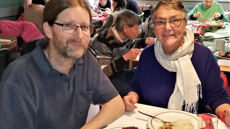 KIDRO-Vorsitzender Christian Fenn und Stefanie Schön, Vize-Vorsitzende des AWO-Ortsvereins, leisteten ihren Gästen beim Nikolaus-Essen Gesellschaft.       -  KIDRO-Vorsitzender Christian Fenn und Stefanie Schön, Vize-Vorsitzende des AWO-Ortsvereins, leisteten ihren Gästen beim Nikolaus-Essen Gesellschaft.