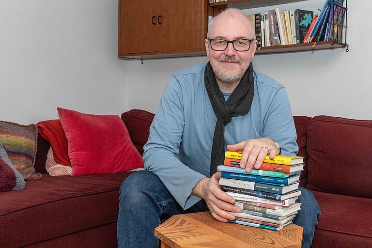 Der Stapel wird größer und größer. Erst im vergangenen Jahr hat Markus Grimm zwei neue lokalhistorische Romane veröffentlicht. Bald will er die Recherchen für ein neues Buch beginnen. Der Stapel wird größer und größer. Erst im vergangenen Jahr hat Markus Grimm zwei neue lokalhistorische Romane veröffentlicht. Bald will er die Recherchen für ein neues Buch beginnen.