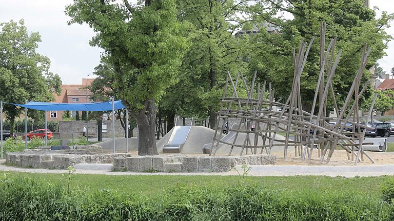 2011 fand in Etwashausen die Kleine Landesgartenschau statt. Geblieben sind neben einem wunderschönen Gelände am Main auch zwei tolle Spielplätze.