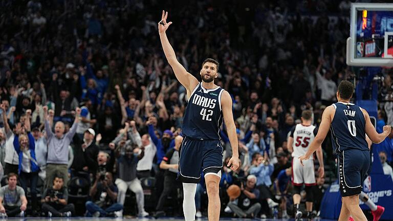 Maximilian Kleber bei einer Partie gegen die Miami Heat im März 2024: Jetzt steht der Basketballer aus Würzburg mit den Dallas Mavericks im Finale der nordamerikanischen Basketball-Liga NBA. Maximilian Kleber bei einer Partie gegen die Miami Heat im März 2024: Jetzt steht der Basketballer aus Würzburg mit den Dallas Mavericks im Finale der nordamerikanischen Basketball-Liga NBA. 