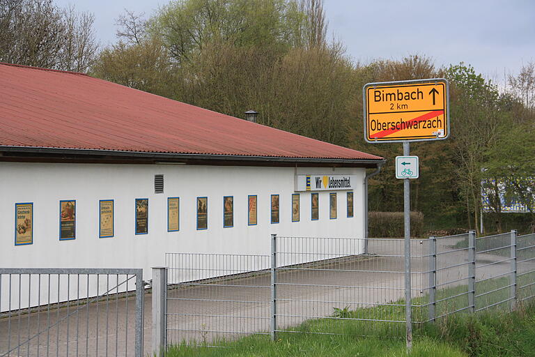 Die Fläche des Ende März 2023 geschlossenen Edeka-Marktes in der Bimbacher Straße in Oberschwarzach ist für einen Dorfladen eigentlich zu groß, findet 'Dorfladen-Papst' Wolfgang Gröll. Die Fläche des Ende März 2023 geschlossenen Edeka-Marktes in der Bimbacher Straße in Oberschwarzach ist für einen Dorfladen eigentlich zu groß, findet 'Dorfladen-Papst' Wolfgang Gröll.