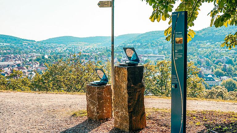 Eine neue Informationsstele mit Erlebnisstation wartet direkt am Aussichtspunkt auf dem Altenberg auf Wanderer der neuen Sisi-Tour.       -  Eine neue Informationsstele mit Erlebnisstation wartet direkt am Aussichtspunkt auf dem Altenberg auf Wanderer der neuen Sisi-Tour.