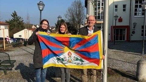 Sie hissen die Flagge Tibets (von links): Melanie Lutz, Jasmin Born, Mitarbeiterinnen der Gemeinde Knetzgau, und Bürgermeister Stefan Paulus.