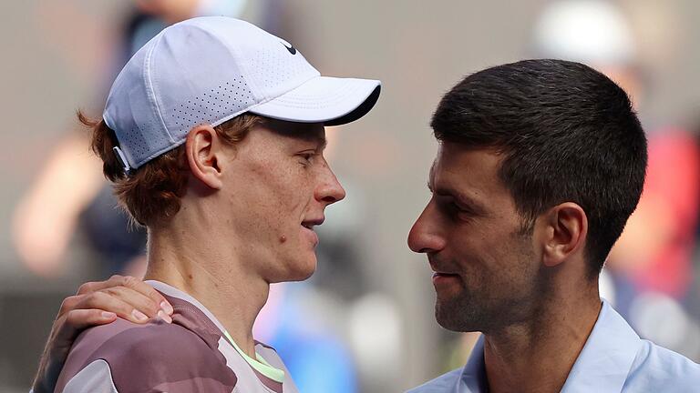 Jannik Sinner und Novak Djokovic.jpeg       -  Jannik Sinner (li.) und Novak Djokovic (re.) sollen im Oktober an einem Tennis-Event in Saudi-Arabien teilnehmen.