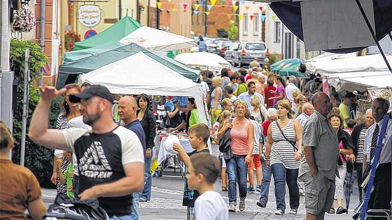 Lockten zum Bummel durch die Straßen von Elfershausen: die am Stände des Marktfests.