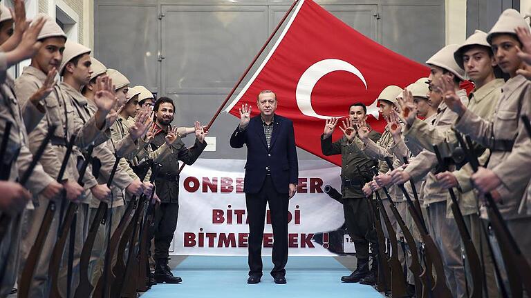 Recep Tayyip Erdogan       -  Unterstützer in historischen Militäruniformen begrüßen den türkischen Staatspräsidenten Recep Tayyip Erdogan.