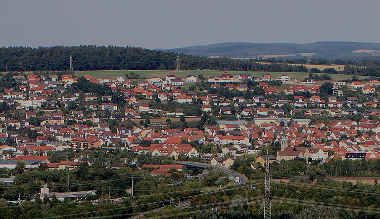 Ein Blick (im Jahr 2020) auf die Ebelsbacher Bebauung am Berg: Auf der oberen Grünfläche vor dem Wald soll das Baugebiet „Am Herrenwald“ entstehen.