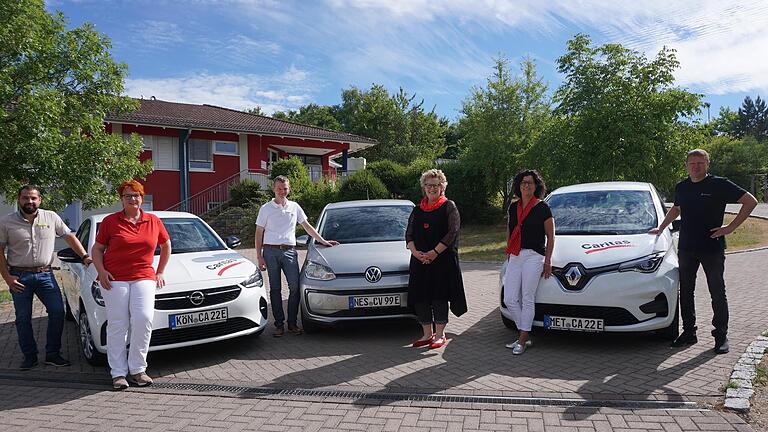 Der Caritasverband des Landkreises Rhön-Grabfeld setzt auf Elektromobilität. Ab sofort sind die ersten E-Fahrzeuge im Einsatz. Das Bild zeigt von links: Tobias Happel vom Autohaus Lauden- sack in Bad Neustadt, Gudrun Reß, Pflegedienstleitung Bad K... - Der Caritasverband des Landkreises Rhön-Grabfeld setzt auf Elektromobilität. Ab sofort sind die ersten E-Fahrzeuge im Einsatz. Das Bild zeigt von links: Tobias Happel vom Autohaus Lauden- sack in Bad Neustadt, Gudrun Reß, Pflegedienstleitung Bad Königshofen, Frank Mauer, Autohaus Kehm Bad Neustadt, Angelika Ochs, Geschäftsführerin, Ulli Feder, Pflegedienst- leitung Mellrichstadt, Stefan Hippeli, Autohaus Hippeli, Nordheim. Foto: Marion Eckert Der Caritasverband des Landkreises Rhön-Grabfeld setzt auf Elektromobilität. Ab sofort sind die ersten E-Fahrzeuge im Einsatz. Das Bild zeigt von links: Tobias Happel vom Autohaus Lauden- sack in Bad Neustadt, Gudrun Reß, Pflegedienstleitung Bad K... - Der Caritasverband des Landkreises Rhön-Grabfeld setzt auf Elektromobilität. Ab sofort sind die ersten E-Fahrzeuge im Einsatz. Das Bild zeigt von links: Tobias Happel vom Autohaus Lauden- sack in Bad Neustadt, Gudrun Reß, Pflegedienstleitung Bad Königshofen, Frank Mauer, Autohaus Kehm Bad Neustadt, Angelika Ochs, Geschäftsführerin, Ulli Feder, Pflegedienst- leitung Mellrichstadt, Stefan Hippeli, Autohaus Hippeli, Nordheim. Foto: Marion Eckert