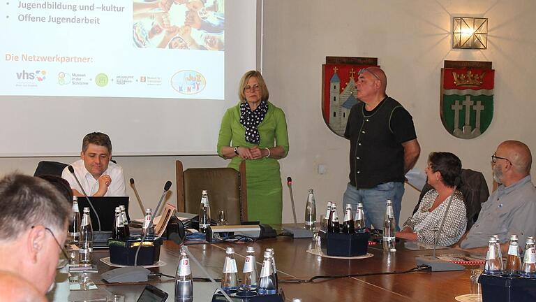 Wie funktioniert gute Jugendarbeit anderorts? Renate Knaut (stehend links) und Andreas Rottmann (stehend rechts) stellten dem Stadtrat Mellrichstadt das Jukunet in Bad Köngishofen vor. In Zusammenarbeit mit vielen Bündnispartnern hat sich dieses seit 2008 entwickelt.