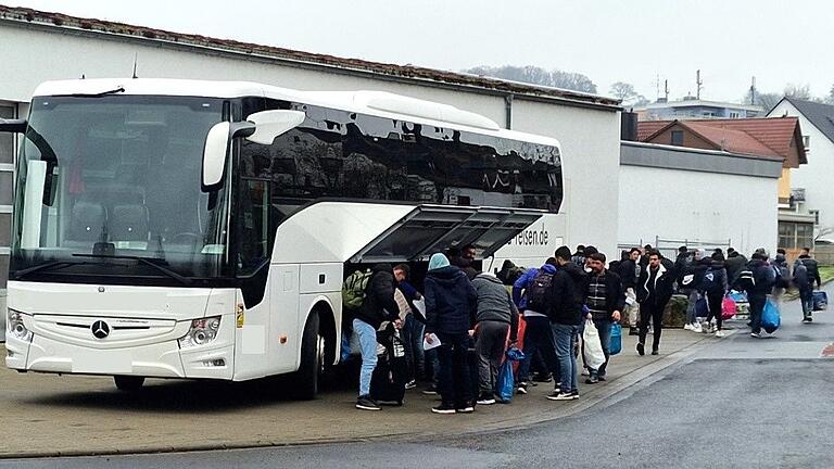 Überraschende Ankunft: Am Donnerstagmorgen traf ein Bus aus der Gemeinschaftsunterkunft in Geldersheim mit 50 Asylsuchenden aus dem türkischen Erdbebengebiet in Veitshöchheim ein. Überraschende Ankunft: Am Donnerstagmorgen traf ein Bus aus der Gemeinschaftsunterkunft in Geldersheim mit 50 Asylsuchenden aus dem türkischen Erdbebengebiet in Veitshöchheim ein.