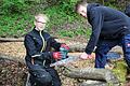 Sägen, schleifen, graben – bei dem Projekt 'Fit im Wald' dürfen Schülerinnen und Schüler der Realschule am Maindreieck ihre handwerklichen Fähigkeiten ausprobieren.