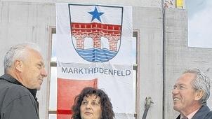 An vorderster Stelle verantwortlich für den Rathausneubau (von links): Altbürgermeister Leonhard Scherg, Bürgermeisterin Helga Schmidt-Neder, Investor Werner Schreiber.