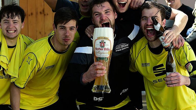 Der TSV-Sportplatz war am Sonntagnachmittag die Partymeile in Stetten. Die Fußballer der SG Stetten I/Nordheim II feierten die Meisterschaft mit Bier, Bratwurst und Gesang.