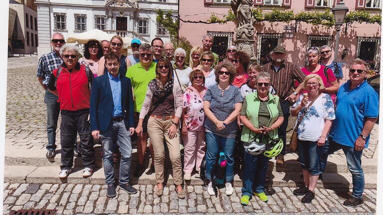 Die Rottendorfer Radler vor dem Gasthaus „Goldenen Krone“&nbsp;auf dem Iphöfer Marktplatz.