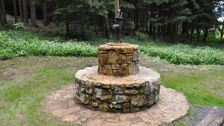 Ein Rundwanderweg, damit das nicht in Vergessenheit gerät: Der Sauerbrunnen bei Lendershausen war eine anerkannte staatliche Heilquelle.