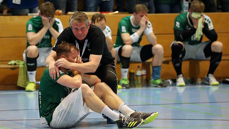 Wenn Bilder mehr als Worte sagen: Rimpars damaliger Kapitän Stefan Schmitt (vorne, mit Torwarttrainer Andreas Thomas) und seine Mitspieler weinen am 10. Juni 2017 nach der 29:31-Niederlage beim VfL Lübeck-Schwartau um ihren geplatzten Aufstiegstraum.