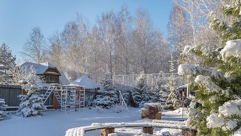 Der erste Schnee ist in diesem Winter bereits gefallen. Doch bevor es so richtig eisig kalt und dauerhaft weiß wird, gibt es im Garten noch einiges zu tun.