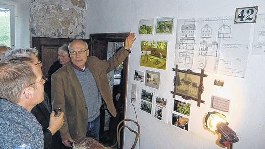 Volkachsmühle: Auch wenn nicht bekannt ist, seit wann es die Mühle genau gibt, konnte der heutige Besitzer der Volkachsmühle, Reinhard Geißler, anhand von alten Plänen und Fotos zumindest die bekannten Entwicklungen und Veränderungen auf der Mühle erläutern.