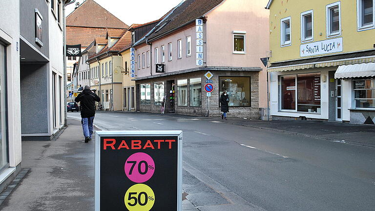 Mit Rabatten und vielen Reduzierungen versuchen die Geschäfte, die Kauflust anzuregen.