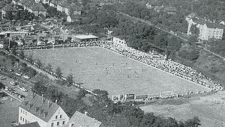 Eine alte Luftaufnahme: Der ehemaliger Kickers-Sportplatz an der Randersackerer Straße.