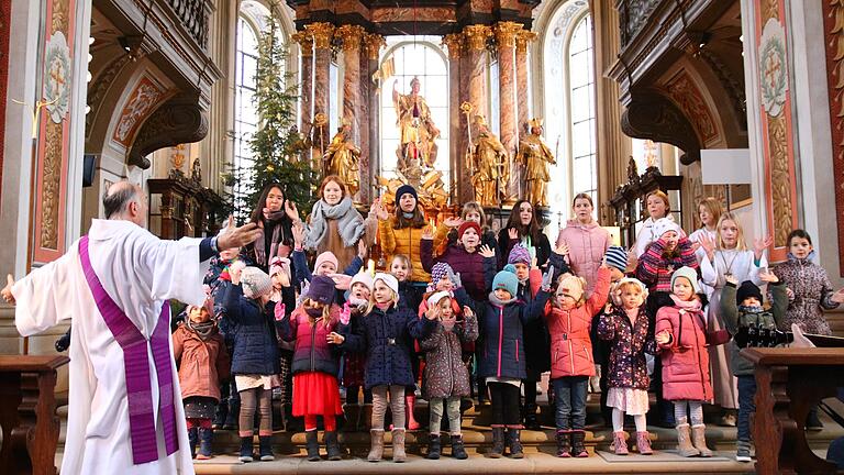 Die Kinder und Jugendlichen waren voll dabei, beim diesjährigen Advents-Familiengottesdienst in der Wiesentheider St. Mauritiuskirche. Gleich zu Beginn gab es mit „Einfach Spitze, dass Du da bist“ ein tolles, bekanntes Lied zur Einstimmung bei dem Diakon Karl Leierseder (links) kräftig mitmacht.