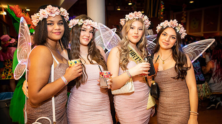 Die Frauen übernehmen die Macht in Karbach und feiern am Donnerstag 16.02.23 den Weiberfasching. Für die Partystimmung sorgte die Band Rebell.