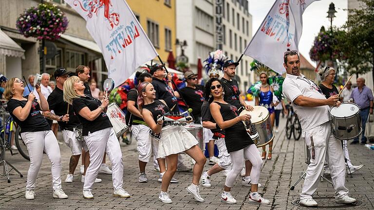 Die Hofheimer Samba-Gruppe 'Bateria Caliente' bei einem Auftritt in Schweinfurt. Der zugehörige Verein macht dort in Kürze einen Zweitsitz auf.