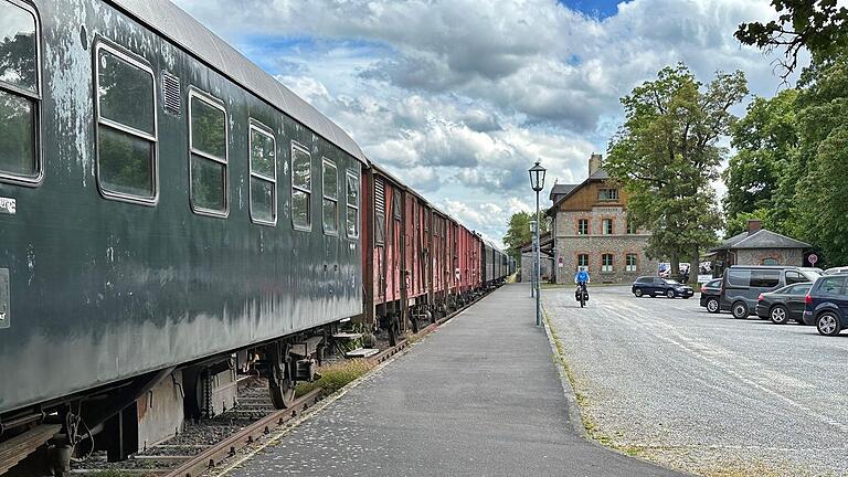 Der Parkplatz vor dem Eingang des Freilandmuseums Fladungen soll ausgebaut werden. Am Bahnsteig selbst sollen so wenig Bäume als möglich stehen, um die historische Dampflok und die Waggons sichtbar zu halten.