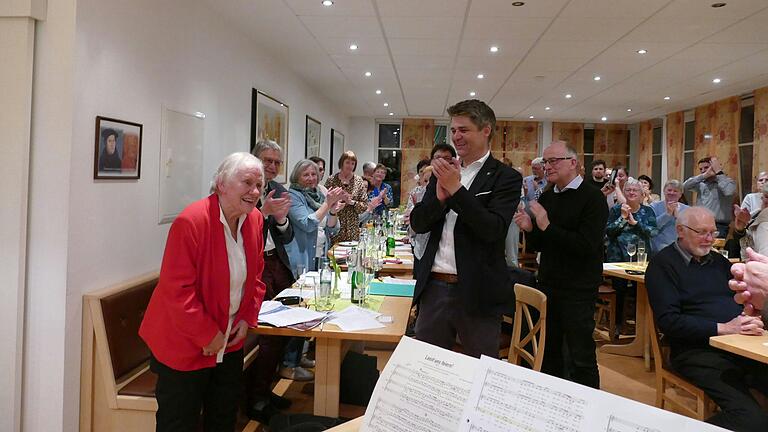 Standing Ovations für die scheidende Vorsitzende des Sängervereins Mellrichstadt von Bürgermeister Michael Kraus und Heinz Pallor und vom gesamten Sängerverein.