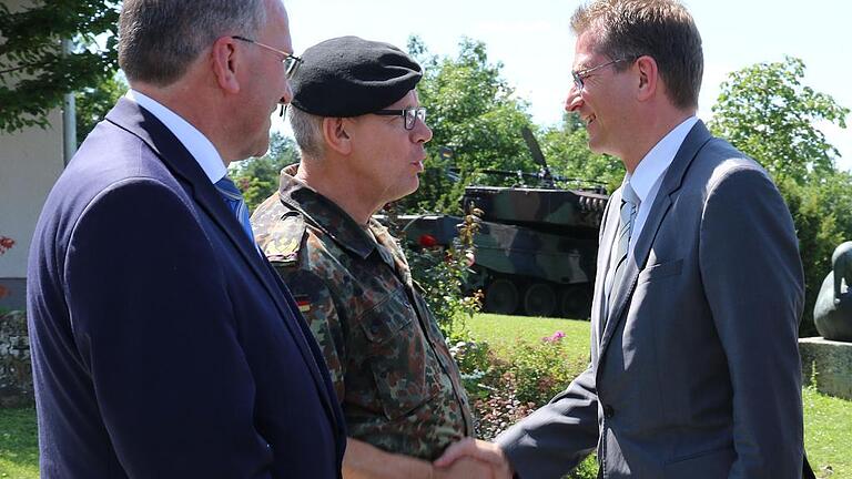 Generalmajor Bernd Schütt (mitte) begrüßt Dr. Ralf Brauksiepe (rechts) und Paul Lehrieder.